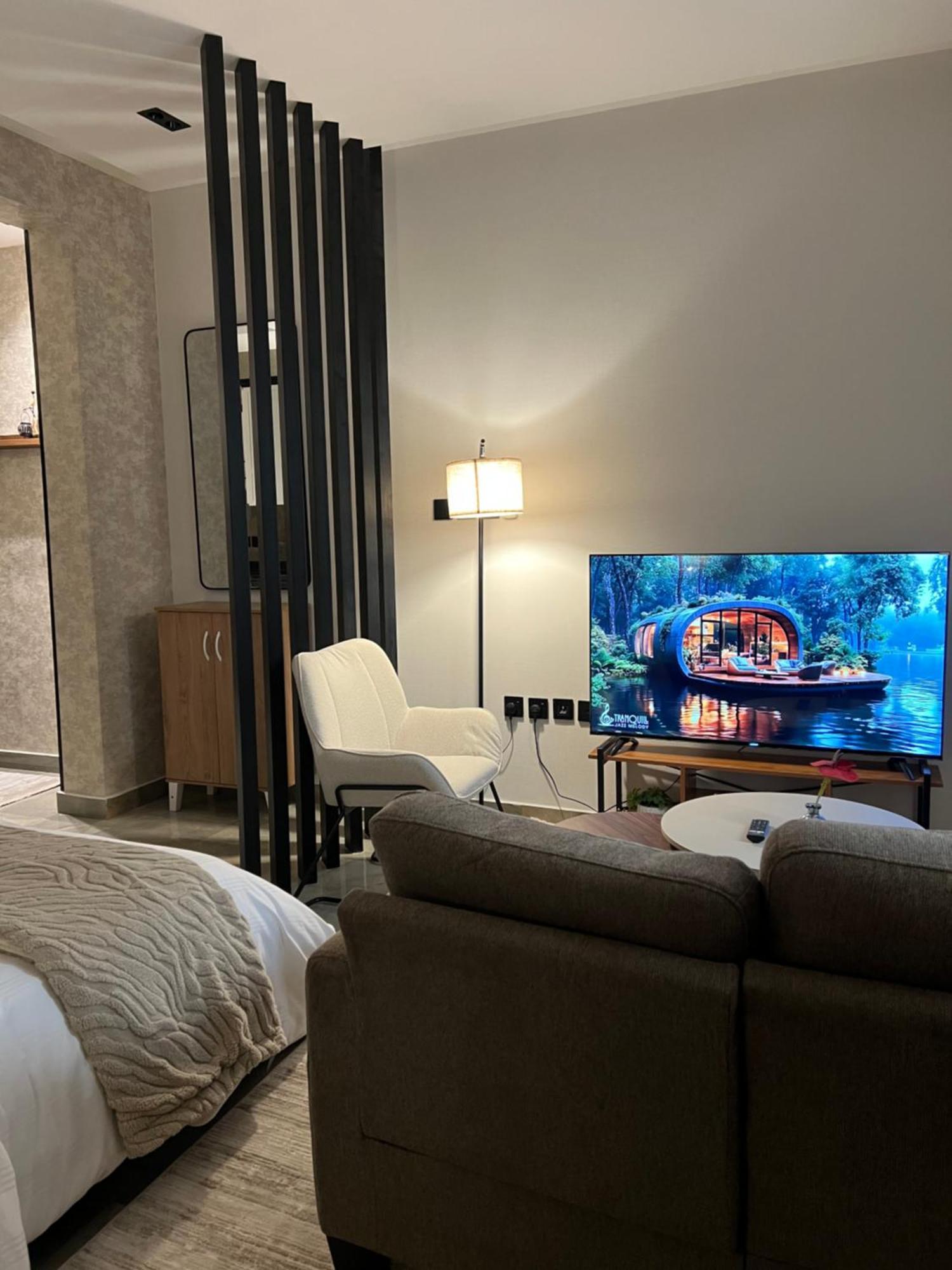 أستوديو غرفة و حمام وركن مطبخ Modern In *